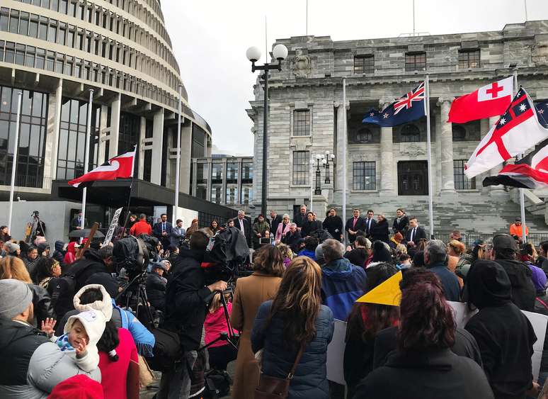 Ministros do governo da Nova Zel&acirc;ndia falam a manifestantes maoris que protestam em frente ao Parlamento, em Wellington
30/07/2019
REUTERS/Praveen Menon