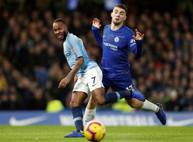 Sterling disputa bola com Kovacic, do Chelsea