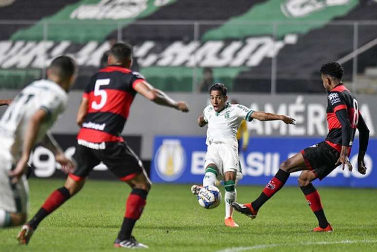 O time mineiro mais uma vez foi derrotado em casa, desta vez para o Atlético-GO, e voltou para a lanterna da Série B-(Mourão Panda/América-MG)