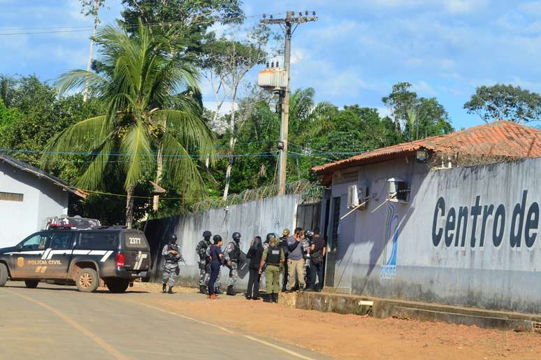 Policiais e soldados estão em frente à prisão em Altamira, onde massacre deixou 57 mortos