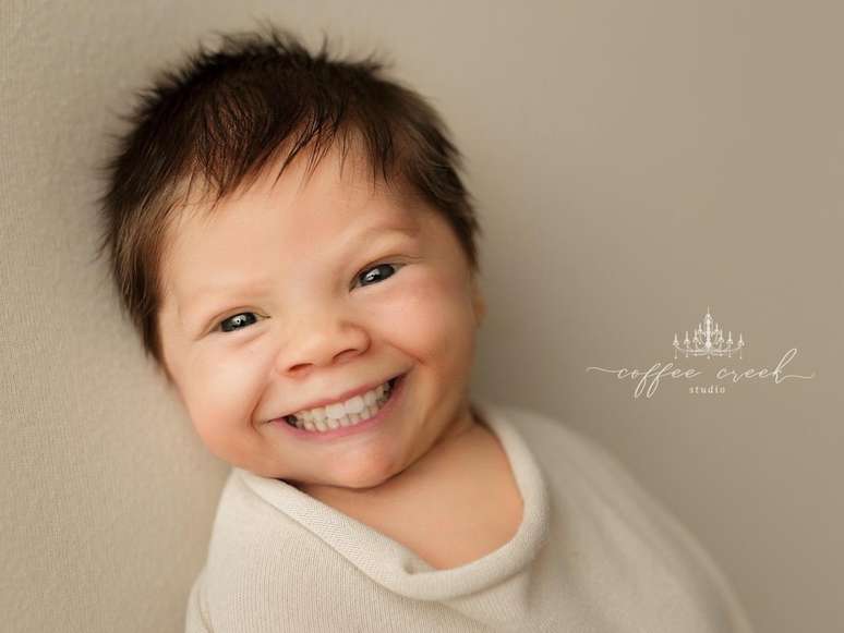Fotógrafa faz ensaio com bebês com dentes e viraliza