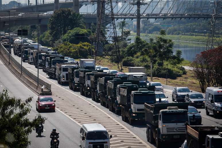 Caminhoneiros protestam na Marginal Pinheiros e Avenida Escola Politécnica, zona sul da capital paulista, contra o aumento do diesel
