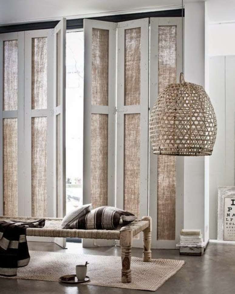 39. Alguns modelos de porta balc&atilde;o usam telas para dar mais privacidade. Foto: Casa Treschic