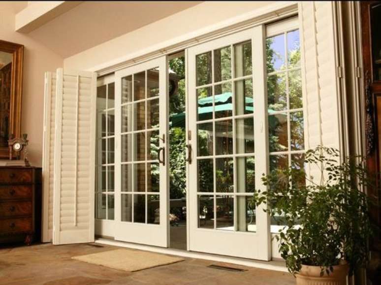 40. A porta balcão branca deixa a decoração muito delicada. Foto: Waunakee Remodeling