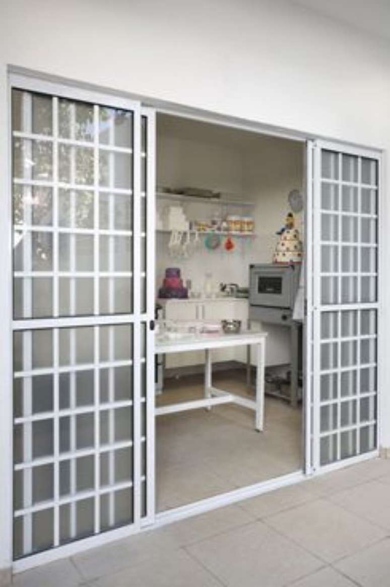 34. Pode ser interessante desfocar o vidro da porta balc&atilde;o para garantir a Foto: Mulher e Tudo