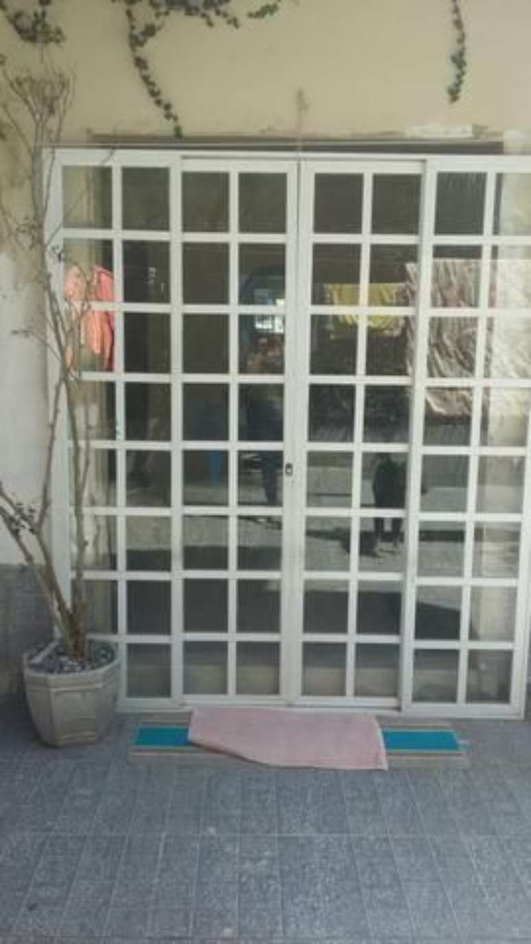 32. A porta balc&atilde;o pode ser t&atilde;o simples quanto repleta de detalhes. Foto: Vazlon