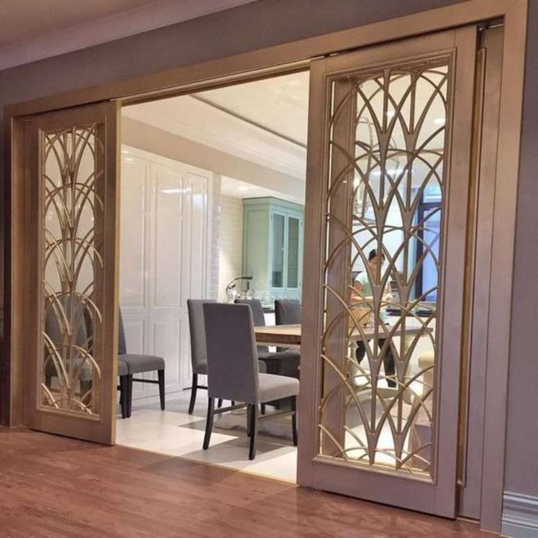 9. Modelos de porta balcão decorados são lindos para decoração clássica. Foto: Decor Your Homes