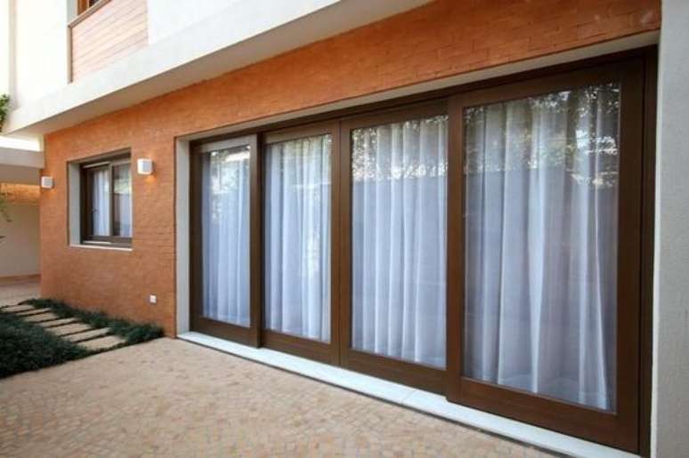 23. O efeito externo da porta balc&atilde;o &eacute; muito interessante. Foto: Tua Casa