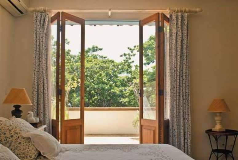 3. A porta balc&atilde;o de madeira &eacute; cl&aacute;ssica e bonita. Foto: Casa Abril