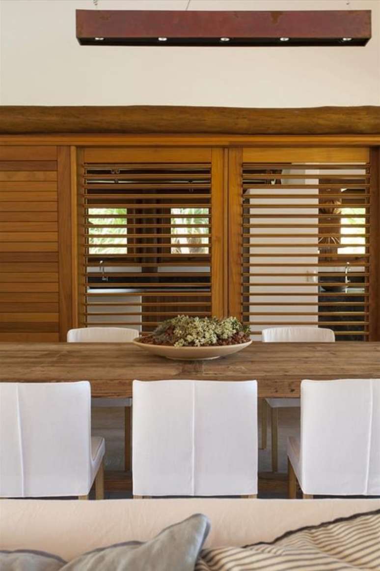 37. Salas de jantar com porta balcão costuma ser muito mais elegante. Foto: Galeria da Arquitetura