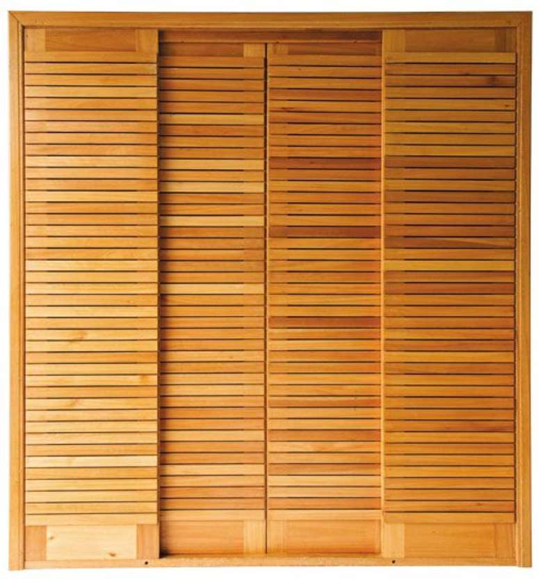 10. A porta balc&atilde;o de madeira pode ter uma cara praiana. Foto: Casa Abril