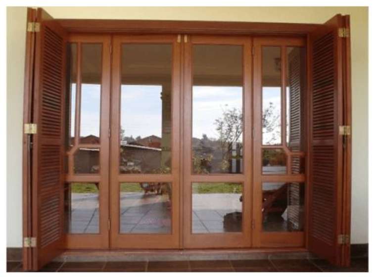 29. A madeira é o material mais comum da porta balcão. Foto: Casa e Construção