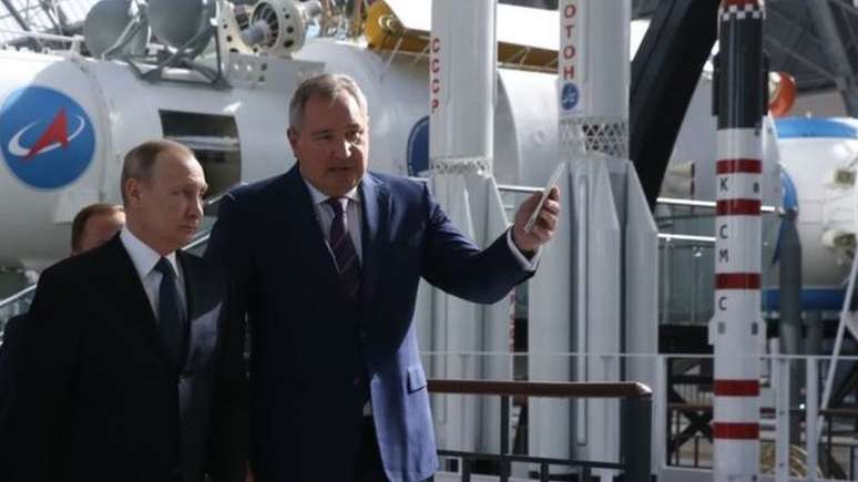 O diretor da agência espacial russa Roscosmos, Dmitri Rogozin, com o presidente da Rússia, Vladimir Putin