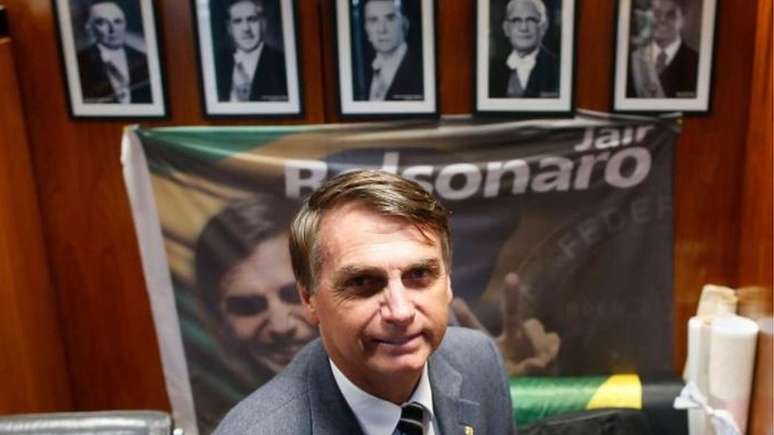 Quando era deputado, Bolsonaro mantinha foto dos ex-presidentes da ditadura militar em seu gabinete na Câmara
