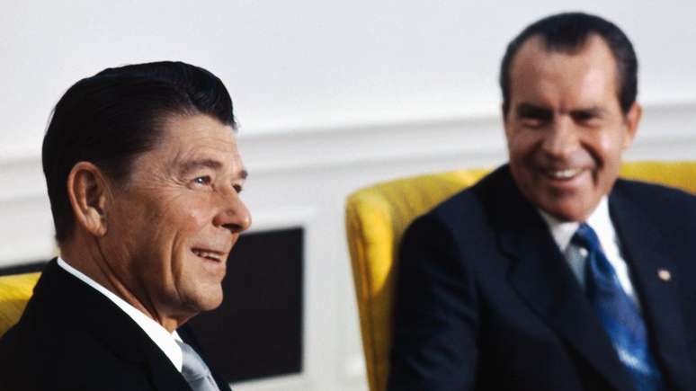 Quando era governador da Califórnia, Ronald Reagan (esq.) descreveu uma delegação da Tanzânia como 'macacos' em um telefonema com o então presidente Richard Nixon (dir.)