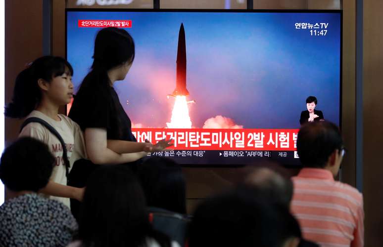 Pessoas assistem a lan&ccedil;amento de m&iacute;ssel da Coreia do Norte em televis&atilde;o em Seul