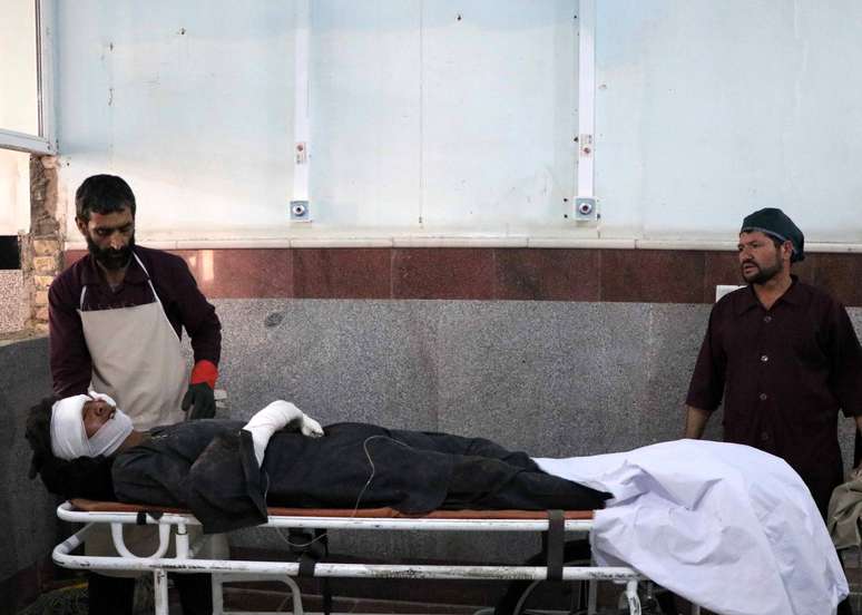 Afegão recebe tratamento em hospital após explosão atingir ônibus na província de Herat
31/07/2019
REUTERS/Jalil Ahmad