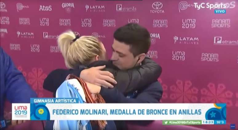 Federico Molinari e Paula Cancio se abraçam após o bronze do ginasta (Foto: Reprodução)