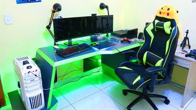 13. A iluminação do quarto combina com as cores da cadeira gamer. Fonte: EasyGamer