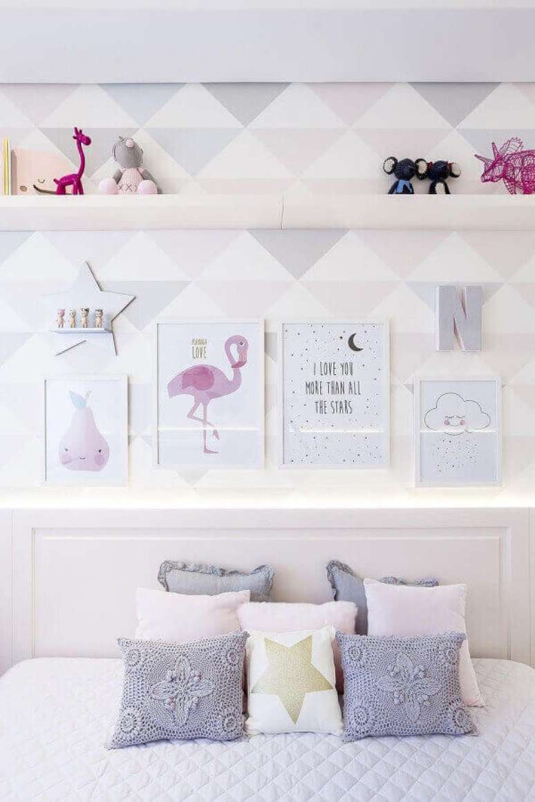20- As almofadas de crochê têm os tons do papel de parede do dormitório. Fonte: Figueiredo Fischer