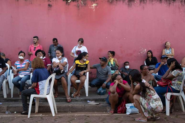 Pessoas aguardam chance de reconhecer corpo de parente diante do Instituto Médico Legal (IML) de Altamira, no Pará