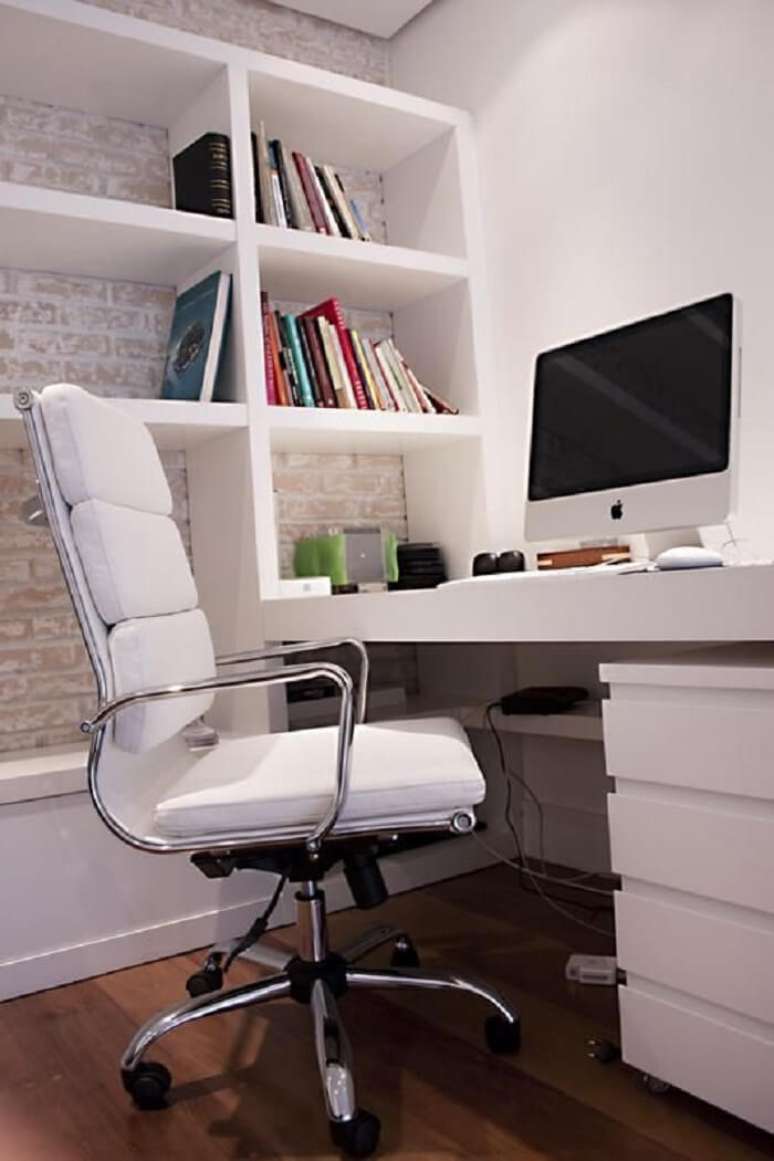 14. A altura do encosto da cadeira para escritório influencia no preço, conforto e visual. Projeto por Lucila Bertoncello