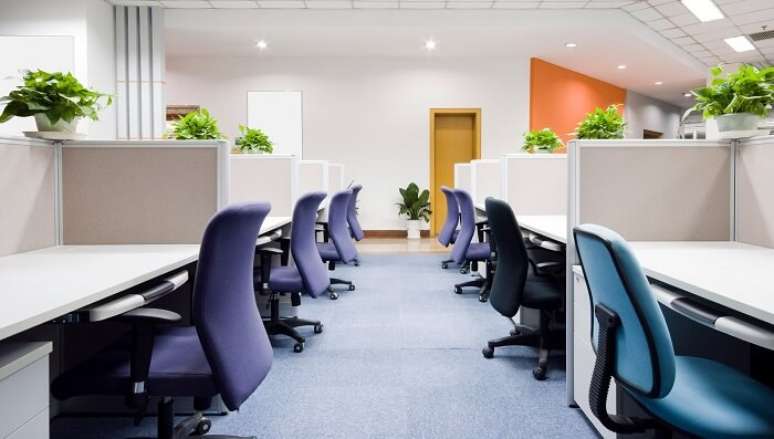 66. Cada cor da cadeira para escritório permite identificar as funções de cada profissional. Fonte: Pinterest