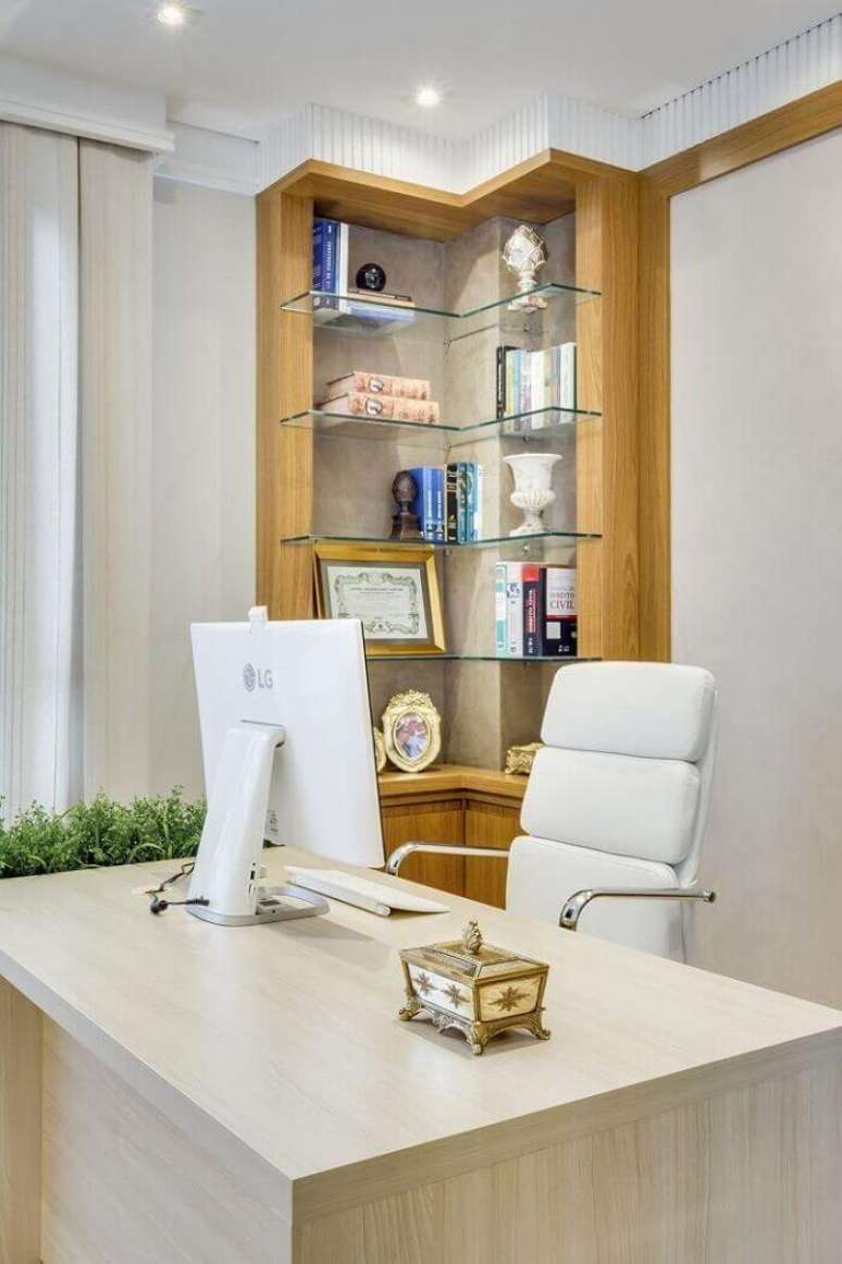 52. Cadeira para escritório branca do tipo executiva. Fonte: Bender Arquitetura