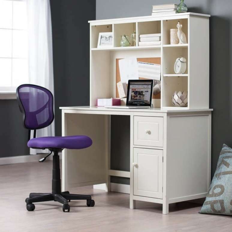 18. Cadeira para escritório do tipo secretária na cor roxa. Fonte: Pinterest