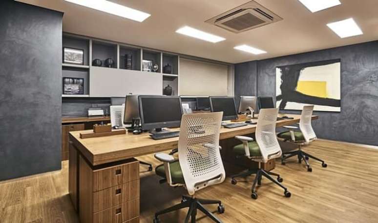 19. Cadeira para escritório com design diferenciado encanta a decoração do ambiente. Projeto por Jomar Bragança