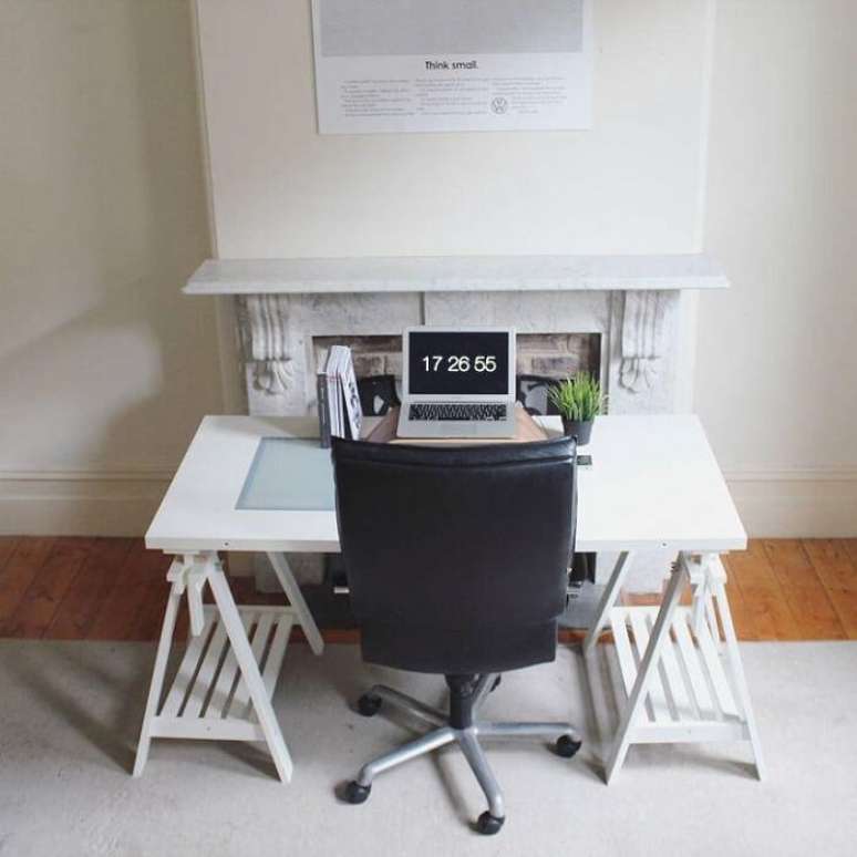 78. Cadeira para escritório preto com rodízios. Fonte: Design My Work Space