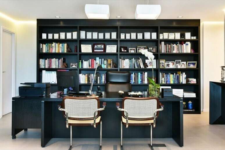 72. Complemente a decoração do ambiente com modelos clássicos de cadeira para escritório. Fonte: Pinterest