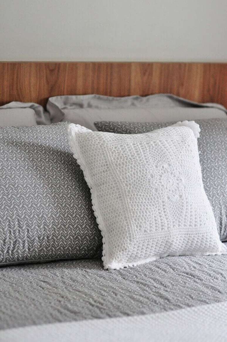14- Almofada de crochê branca combina com todos os estilos de móveis. Fonte: Condecorar Arquitetura e Interiores