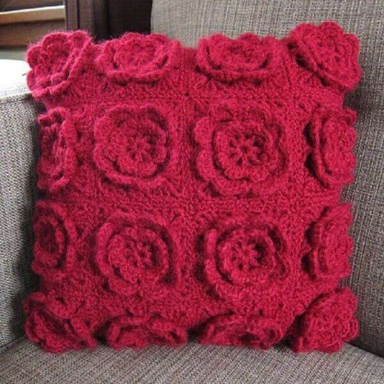 58- Almofada vermelha com flores de crochê em alto relevo. Fonte: Pinterest