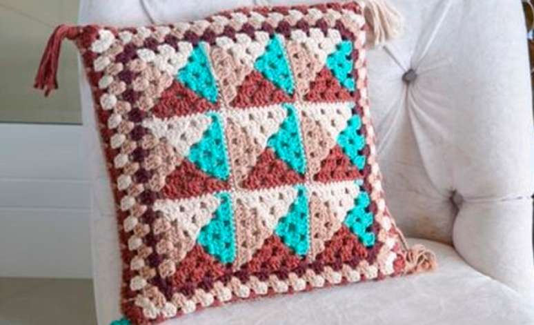 41- Almofada de crochê patch colorida decora o estofado branco. Fonte: Blog Bazar Horizonte