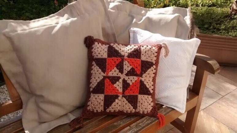 10- As almofadas de crochê são ideais para decorar salas e dormitórios. Fonte: ConstruindoDECOR