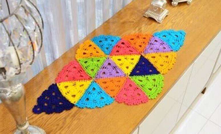 16- Caminho de mesa de crochê colorido alegra o ambiente. Fonte: Blog do Bazar Horizonte