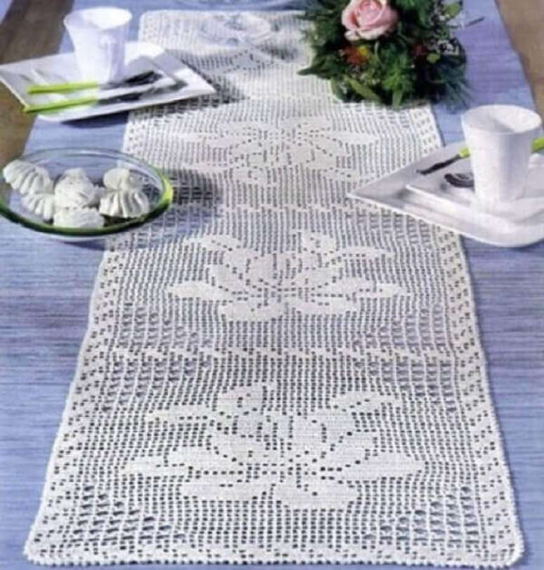 60- Caminho de mesa de crochê branco é tradicional e delicado. Fonte: Pinterest