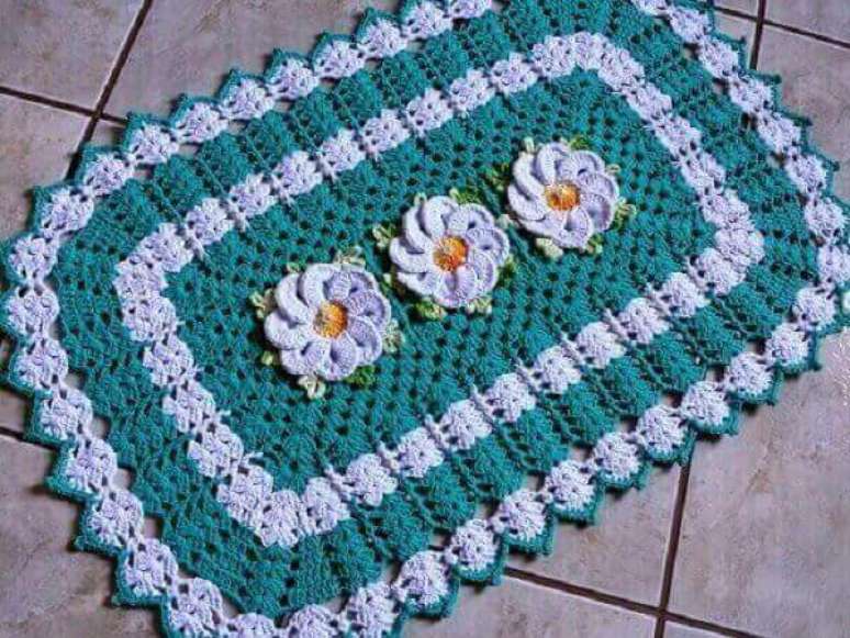 17- Tapete de crochê para banheiro com aplique de flores. Fonte: Crochê todo dia