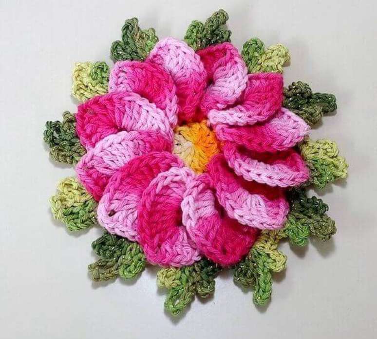 11- A flor de crochê pode ser aplicada em toalhas de mesa branca. Fonte: Pinterest