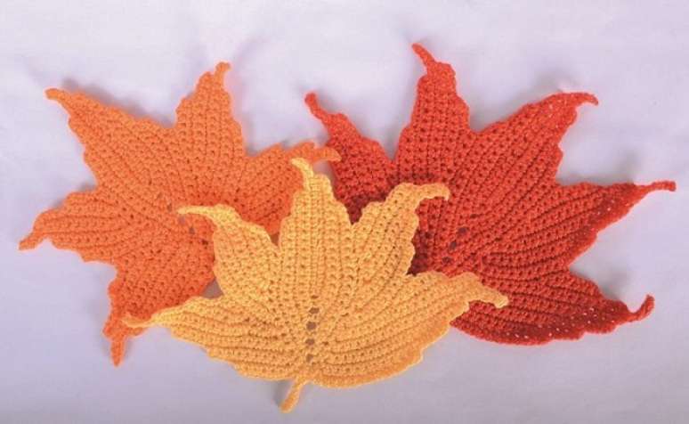 19- Folhas de crochê em tons de laranja para aplicação em toalhas. Fonte: Pinterest
