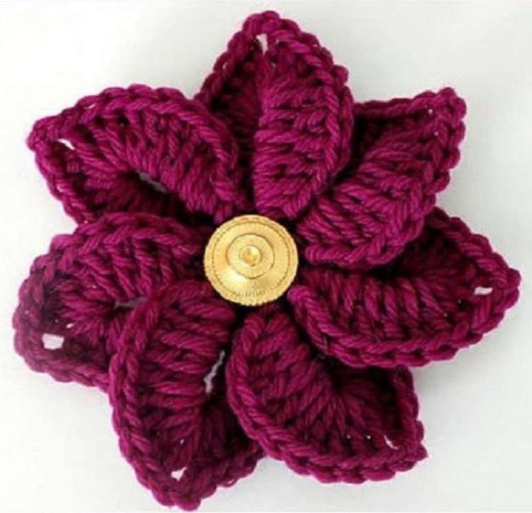 36- Aplique de flor de crochê tem o centro enfeitado com um botão dourado. Fonte: Pinterest