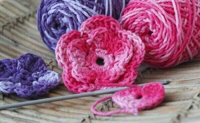 43- A flor de crochê é muito fácil de fazer e aplicar. Fonte: Pinterest