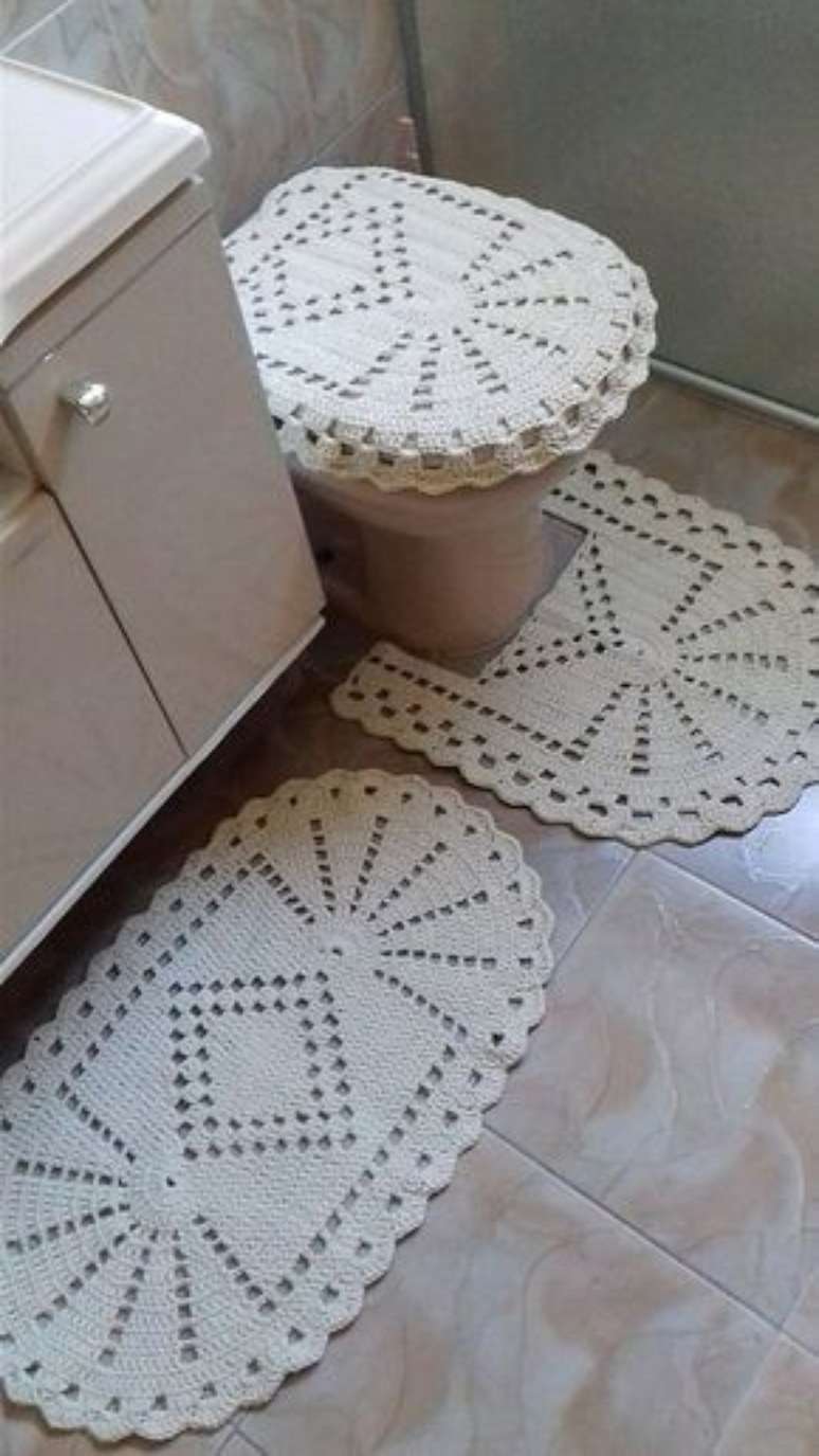 70. Todo um jogo de banheiro pode ser feito de croch&ecirc;. Foto: Artesanato Passo a Passo