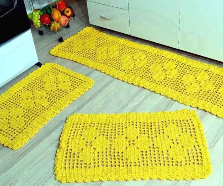 38- O jogo para cozinha com tapetes de crochê na cor amarela. Fonte: Como Fazer Artesanato