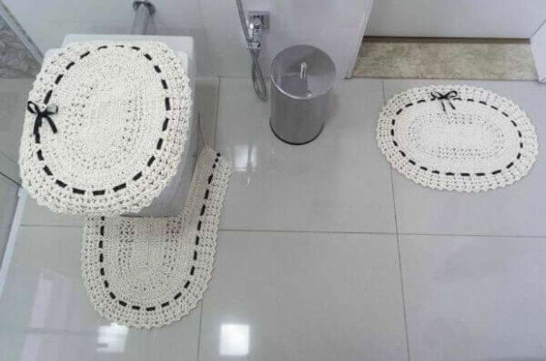 7- Jogo de banheiro de crochê enfeitado com fitas de cetim. Fonte: Pinterest