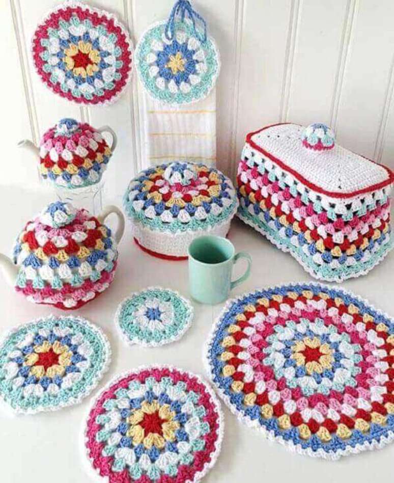 31- O jogo de cozinha de crochê colorido enfeita vários utensílios. Fonte: Cherrymarja