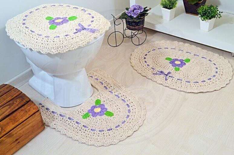 51- Jogo de crochê para banheiro combina com acessórios da mesma cor. Fonte: Arte & Tear
