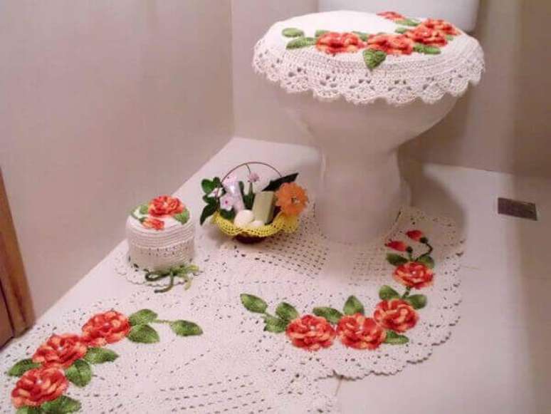 56- Jogo de crochê para banheiro tem porta rolo de papel, tapete para o vaso, box e protetor de tampa. Fonte: Pinterest