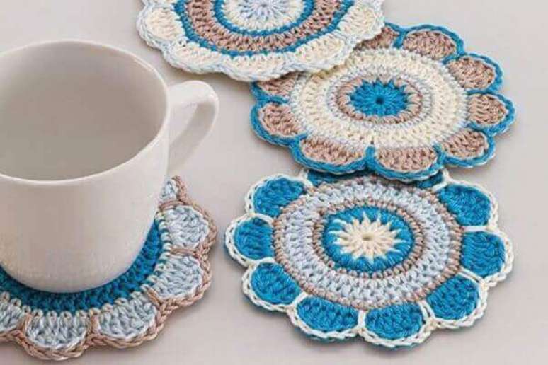 50- Descanso para xícara feito com flor de crochê. Fonte: Pinterest